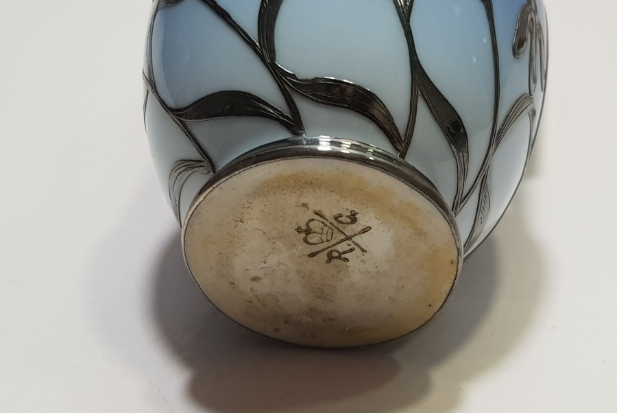 PORSELEN ÜZERİ GÜMÜŞ AKITMA İŞÇİLİKLİ NADİR FORMDA ANTİKA VAZO