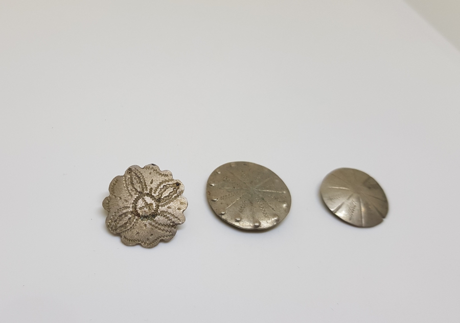 OSMANLI DÖNEMİ KALEM İŞÇİLİKLİ ÜÇ ADET ERMENİ GÜMÜŞ DÜĞME