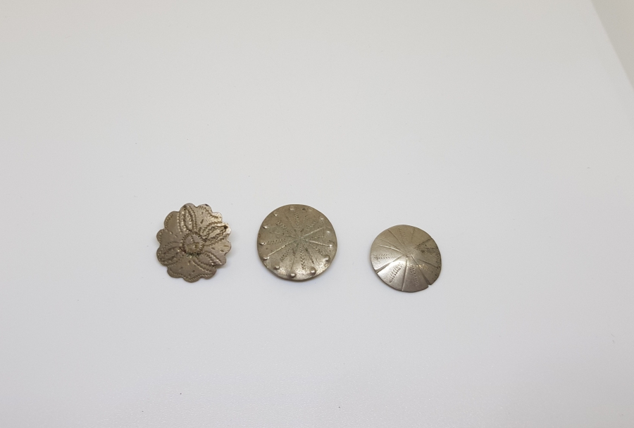 OSMANLI DÖNEMİ KALEM İŞÇİLİKLİ ÜÇ ADET ERMENİ GÜMÜŞ DÜĞME