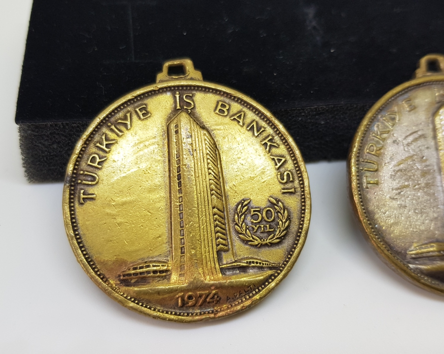 İKİ ADET GÜMÜŞ KAPLAMA 50. YIL HATIRASI İŞ BANKASI MADALYON