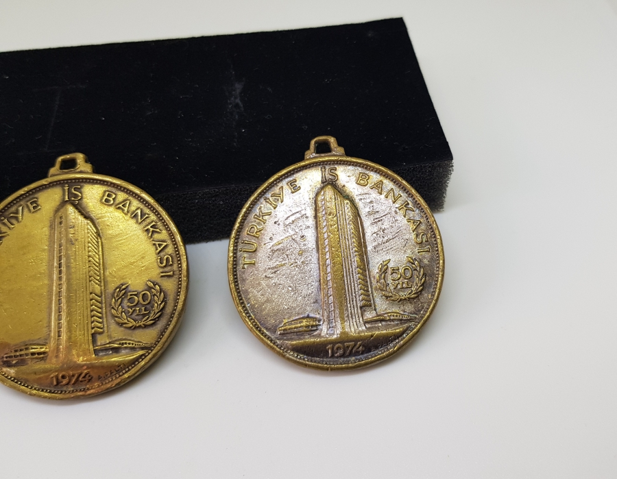 İKİ ADET GÜMÜŞ KAPLAMA 50. YIL HATIRASI İŞ BANKASI MADALYON