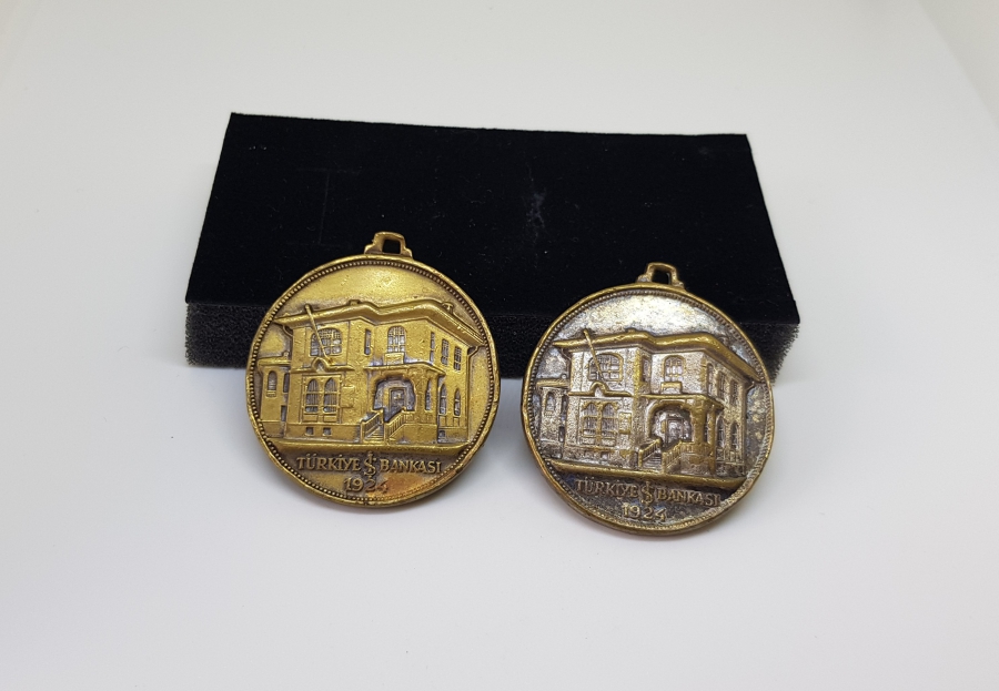 İKİ ADET GÜMÜŞ KAPLAMA 50. YIL HATIRASI İŞ BANKASI MADALYON