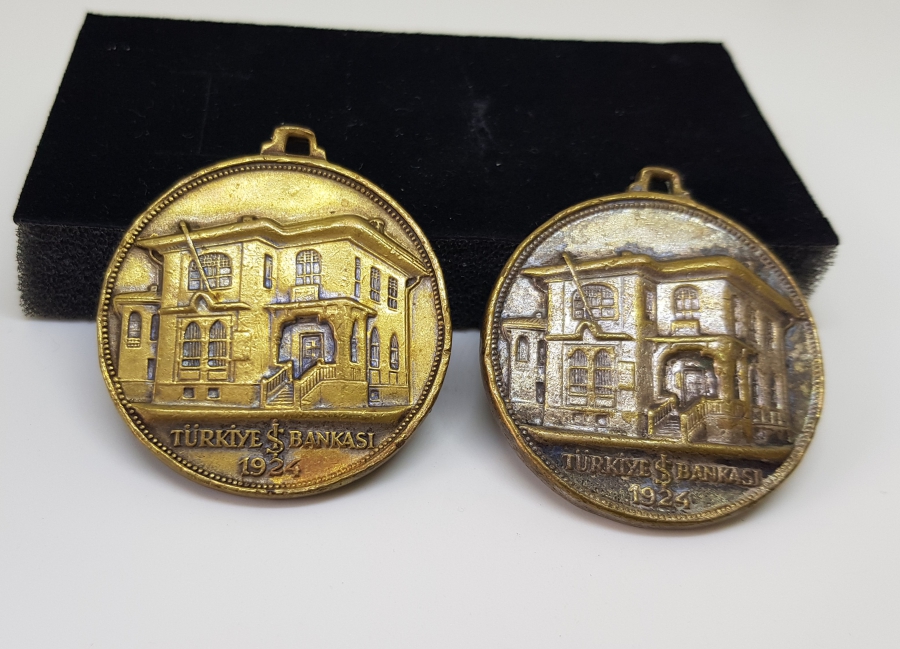 İKİ ADET GÜMÜŞ KAPLAMA 50. YIL HATIRASI İŞ BANKASI MADALYON