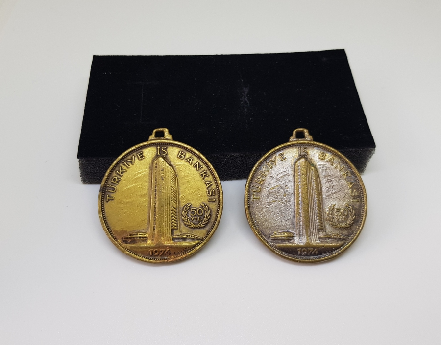 İKİ ADET GÜMÜŞ KAPLAMA 50. YIL HATIRASI İŞ BANKASI MADALYON