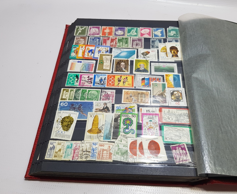 ÇEŞİTLİ MİLLETLERE AİT PULLAR BULUNAN ANTİKA PUL ALBÜMÜ