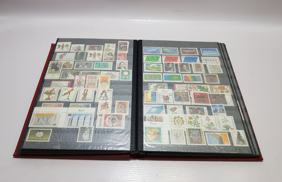 ÇEŞİTLİ MİLLETLERE AİT PULLAR BULUNAN ANTİKA PUL ALBÜMÜ