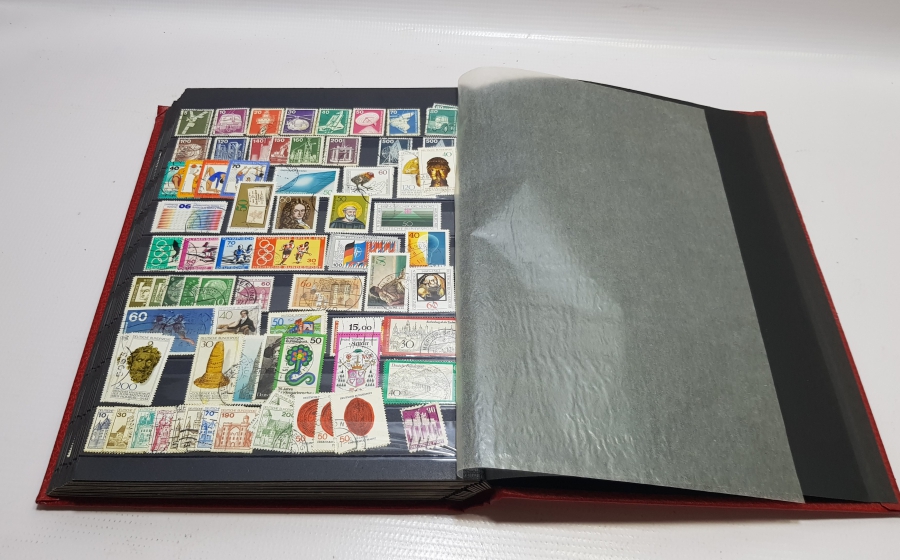 ÇEŞİTLİ MİLLETLERE AİT PULLAR BULUNAN ANTİKA PUL ALBÜMÜ