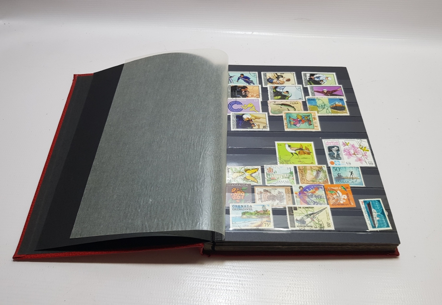 ÇEŞİTLİ MİLLETLERE AİT PULLAR BULUNAN ANTİKA PUL ALBÜMÜ