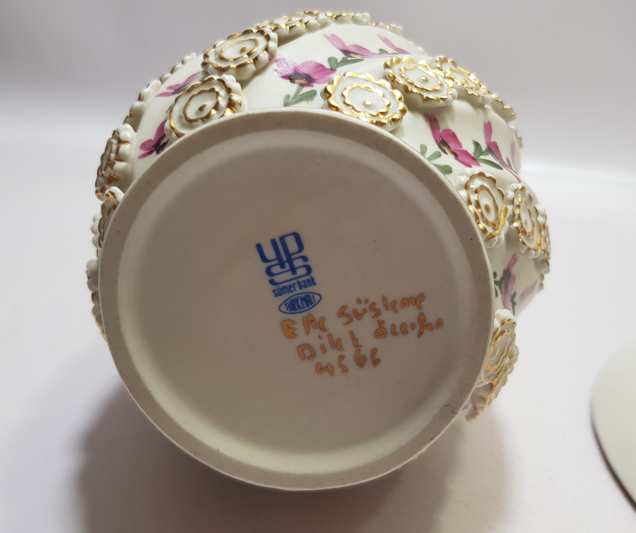 SANATÇI İMZALI SÜMERBANK YAPIMI ORİJİNAL ALTLIĞIYLA EL BOYAMA KAPAKLI KARAF