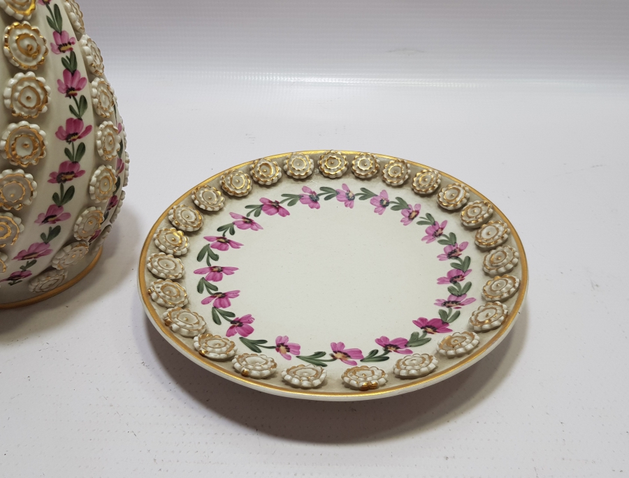 SANATÇI İMZALI SÜMERBANK YAPIMI ORİJİNAL ALTLIĞIYLA EL BOYAMA KAPAKLI KARAF