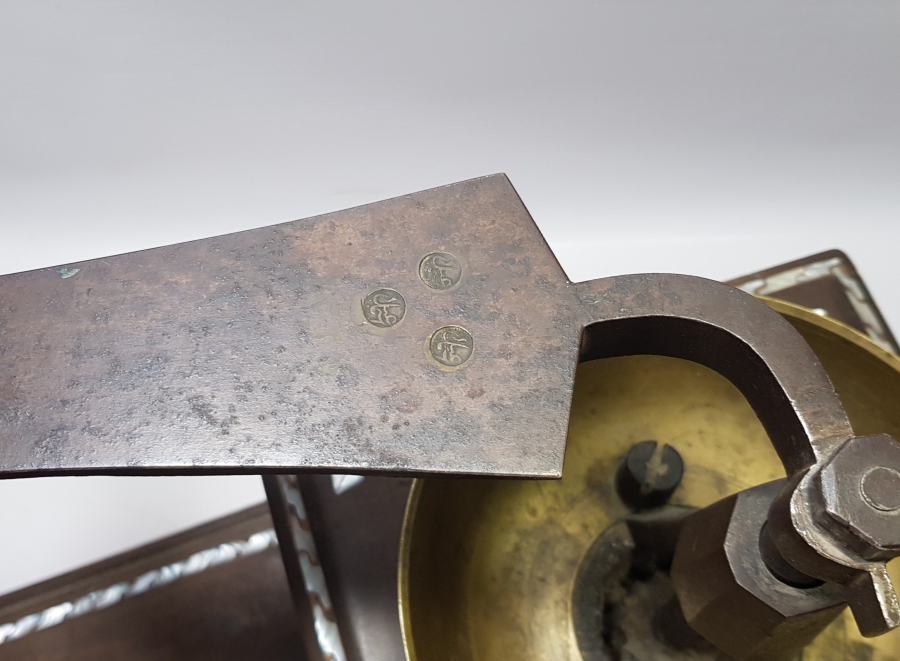 AHŞAP ÜZERİ SEDEF KAKMA İŞÇİLİKLİ VE USTA DAMGALI DEV BOYDA OTURAK KAHVE DEĞİRMENİ