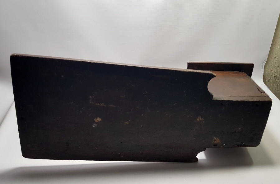 AHŞAP ÜZERİ SEDEF KAKMA İŞÇİLİKLİ VE USTA DAMGALI DEV BOYDA OTURAK KAHVE DEĞİRMENİ