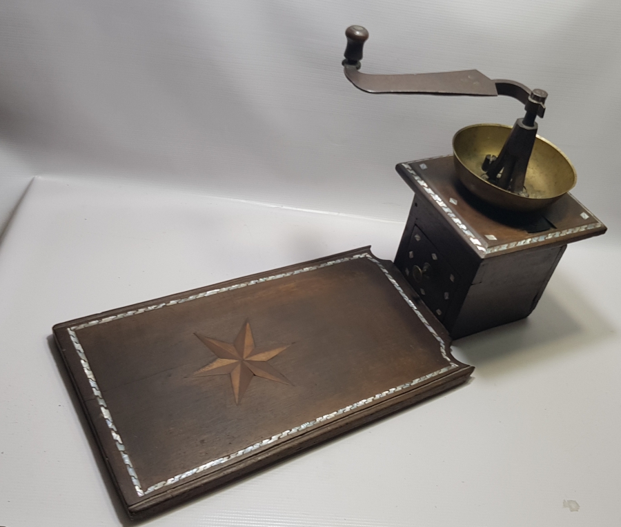 AHŞAP ÜZERİ SEDEF KAKMA İŞÇİLİKLİ VE USTA DAMGALI DEV BOYDA OTURAK KAHVE DEĞİRMENİ