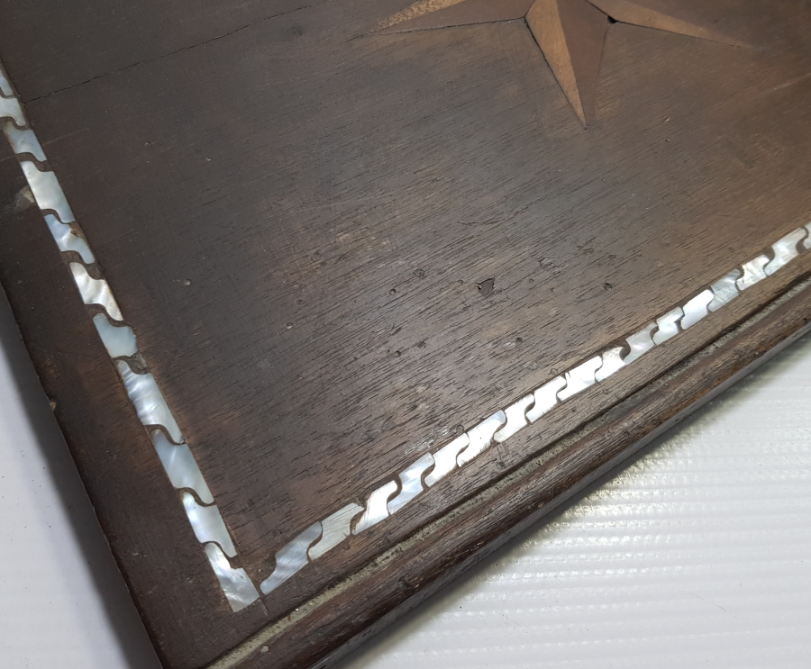 AHŞAP ÜZERİ SEDEF KAKMA İŞÇİLİKLİ VE USTA DAMGALI DEV BOYDA OTURAK KAHVE DEĞİRMENİ