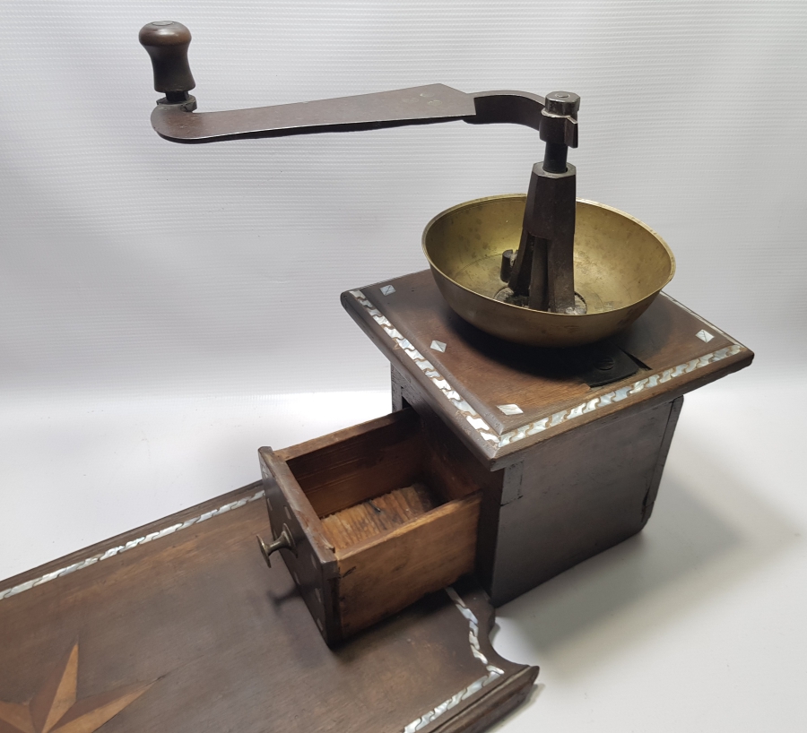 AHŞAP ÜZERİ SEDEF KAKMA İŞÇİLİKLİ VE USTA DAMGALI DEV BOYDA OTURAK KAHVE DEĞİRMENİ