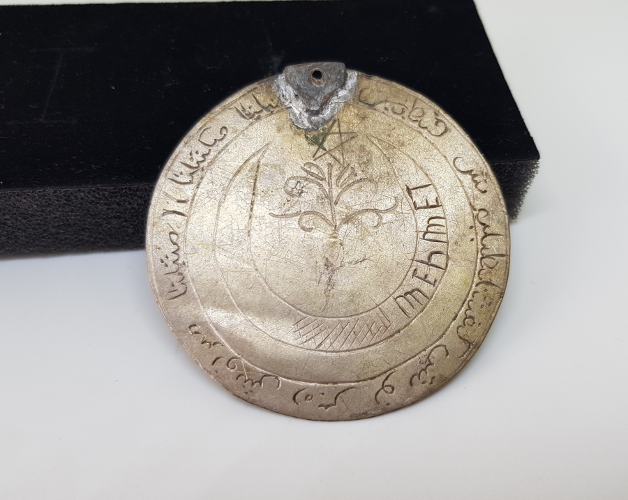 CUMHURİYET BAŞLARI AY YILDIZ FİGÜRLÜ VE DUALI TILSIM KOLYE