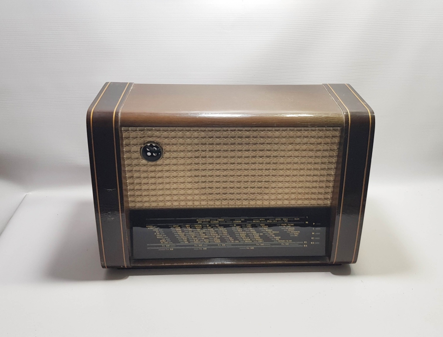 BÜYÜK BOY ANTİKA AHŞAP KASALI RADYO