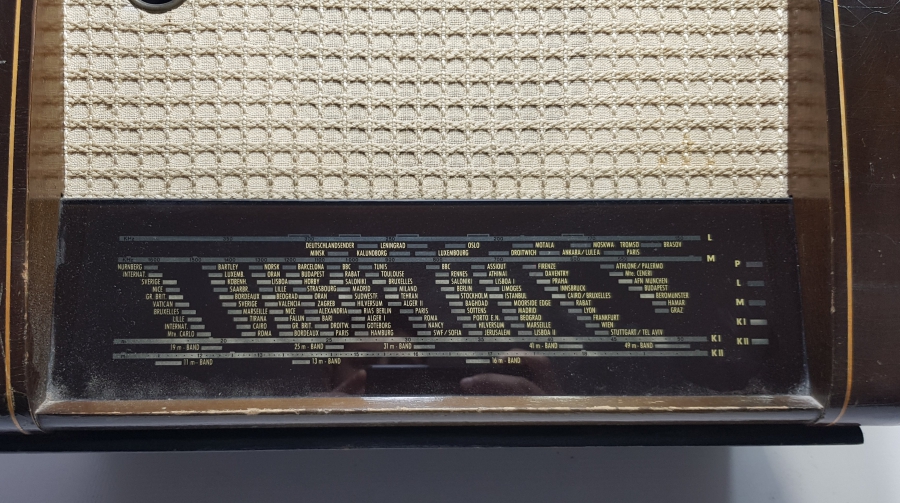 BÜYÜK BOY ANTİKA AHŞAP KASALI RADYO