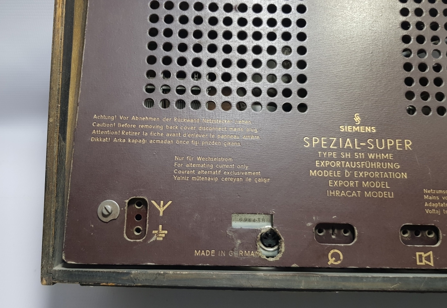 BÜYÜK BOY ANTİKA AHŞAP KASALI RADYO