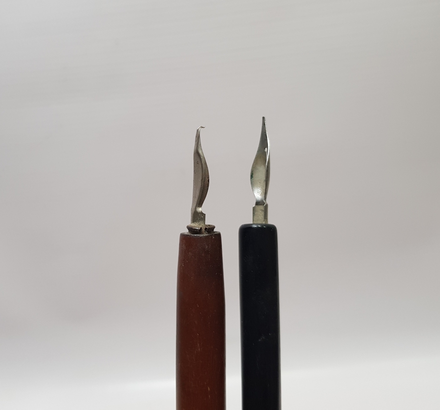 İKİ ADET ANTİKA KATALİN SAPLI ANTİKA DİVİT