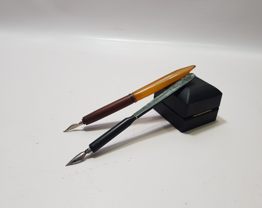 İKİ ADET ANTİKA KATALİN SAPLI ANTİKA DİVİT