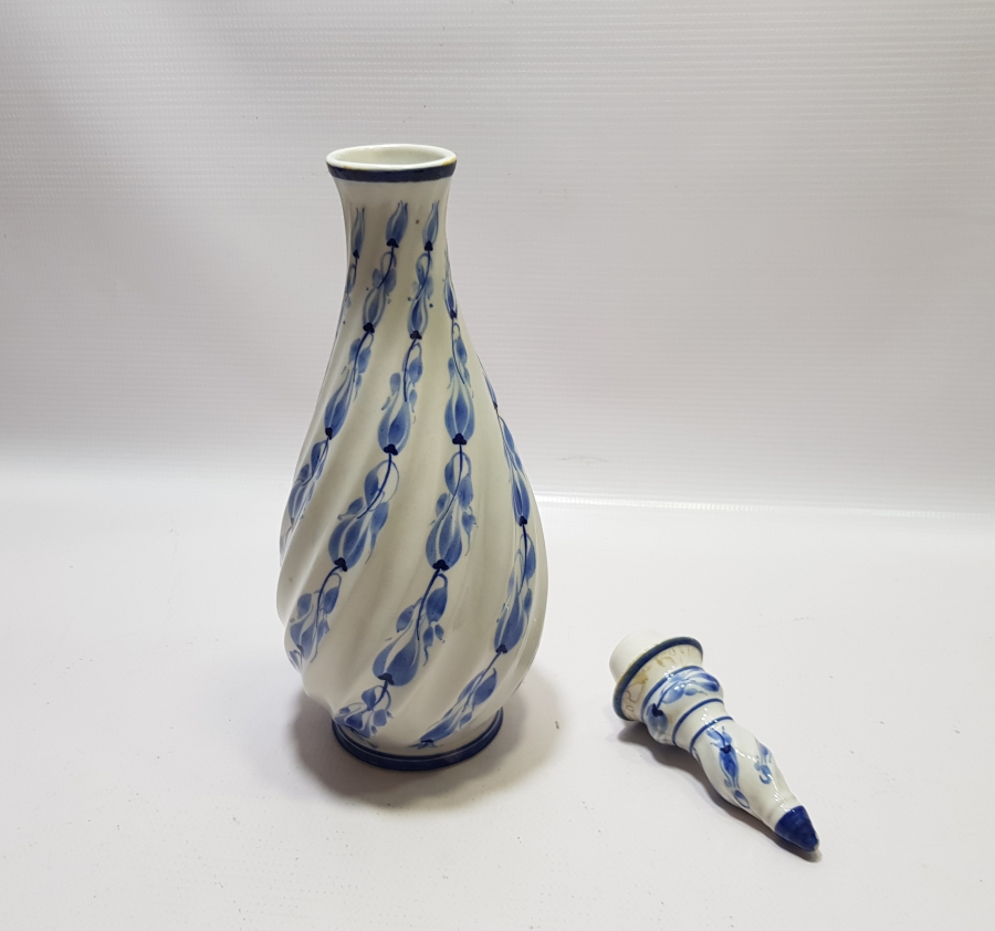 SANATÇI İMZALI EL BOYAMA ANTİKA PORSELEN KAPAKLI KARAF