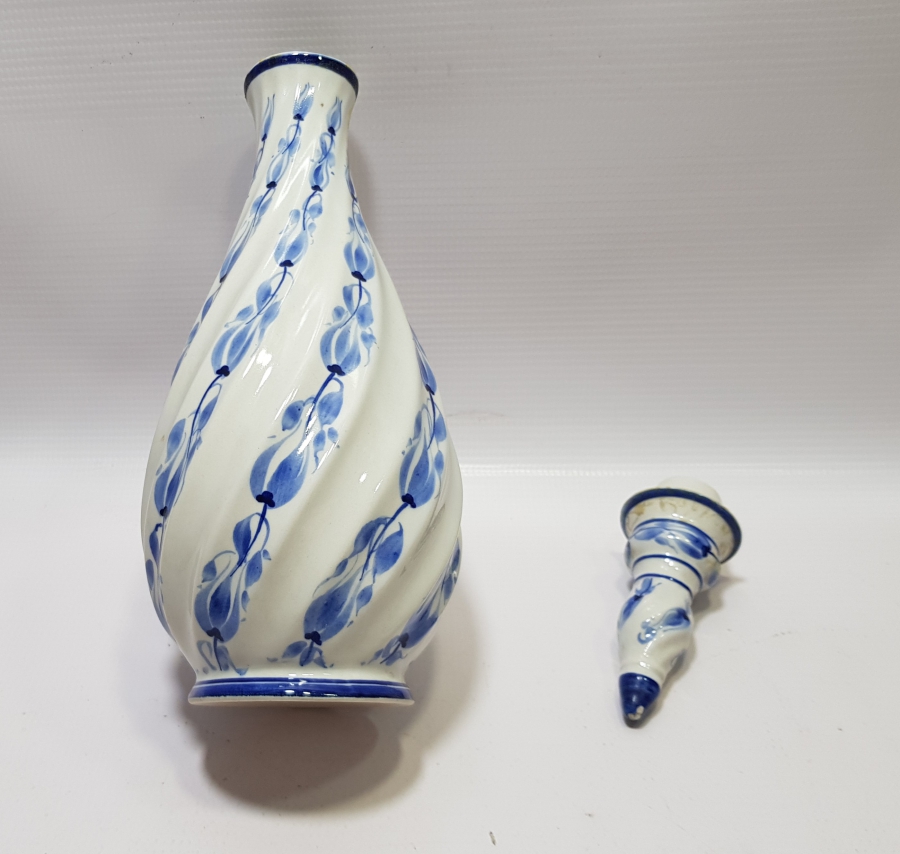 SANATÇI İMZALI EL BOYAMA ANTİKA PORSELEN KAPAKLI KARAF