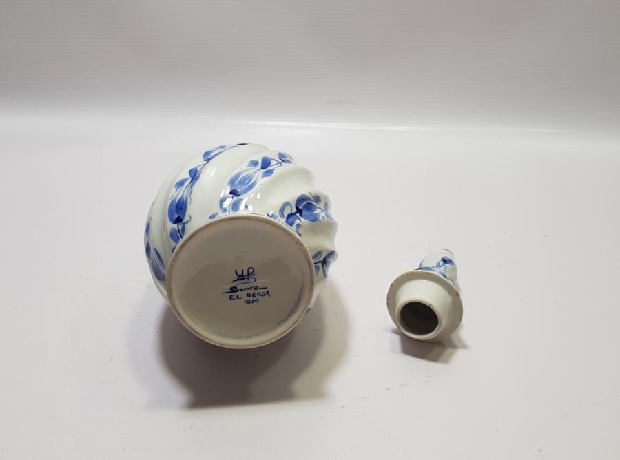 SANATÇI İMZALI EL BOYAMA ANTİKA PORSELEN KAPAKLI KARAF