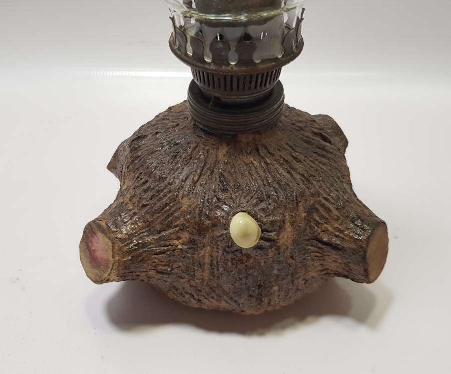 AĞAÇ KÜTÜĞÜNDEN YAPILMIŞ ANTİKA GAZ LAMBASI