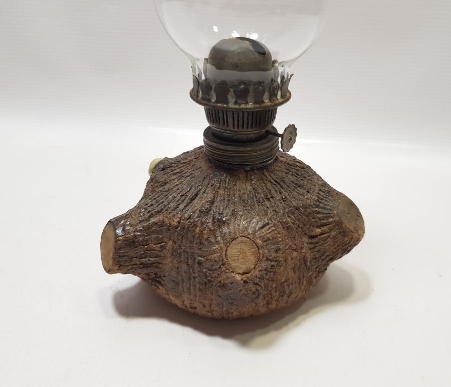 AĞAÇ KÜTÜĞÜNDEN YAPILMIŞ ANTİKA GAZ LAMBASI