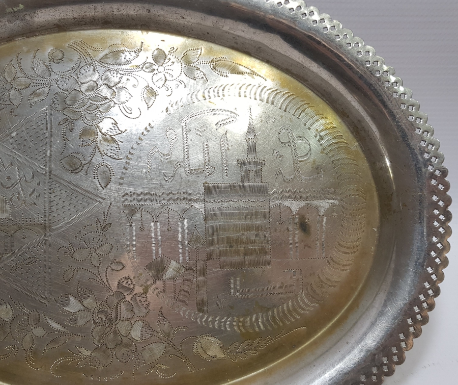 KABE İ ŞERİF GÖRSELLİ VE ÇİNTEMANİ İŞÇİLİKLİ HİCAZ İŞİ ANTİKA KAHVE TEPSİSİ