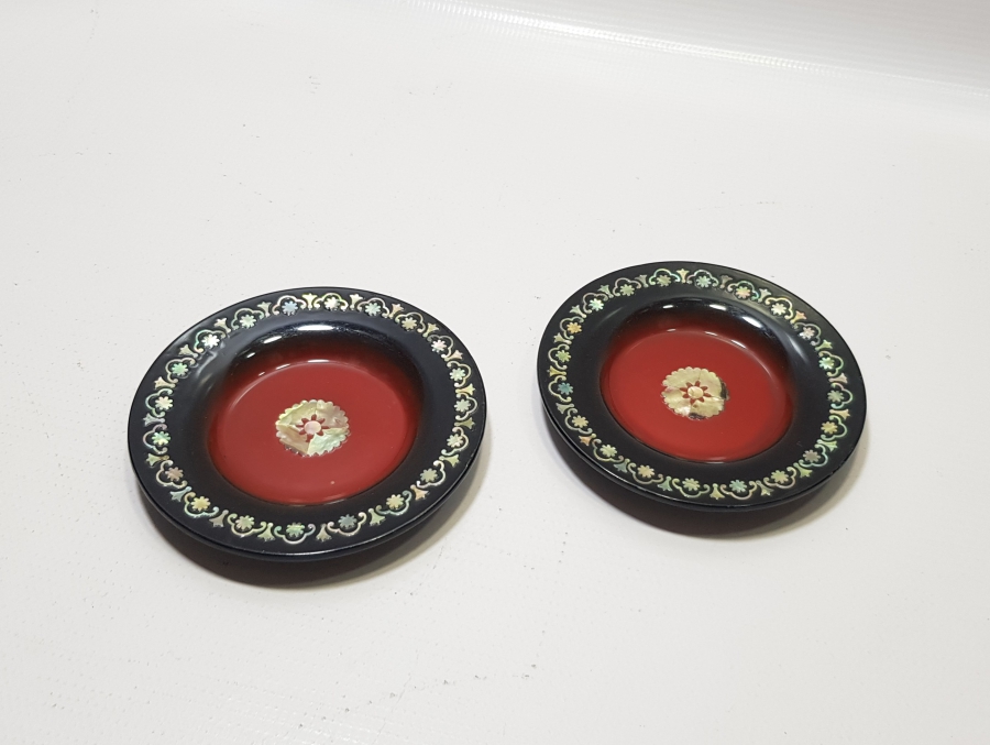 ÜZERİ SEDEF ÇAKMA İŞÇİLİKLİ İKİ ADET ANTİKA UZAKDOĞU İKRAMLIK