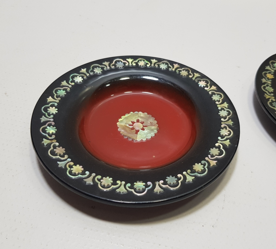 ÜZERİ SEDEF ÇAKMA İŞÇİLİKLİ İKİ ADET ANTİKA UZAKDOĞU İKRAMLIK