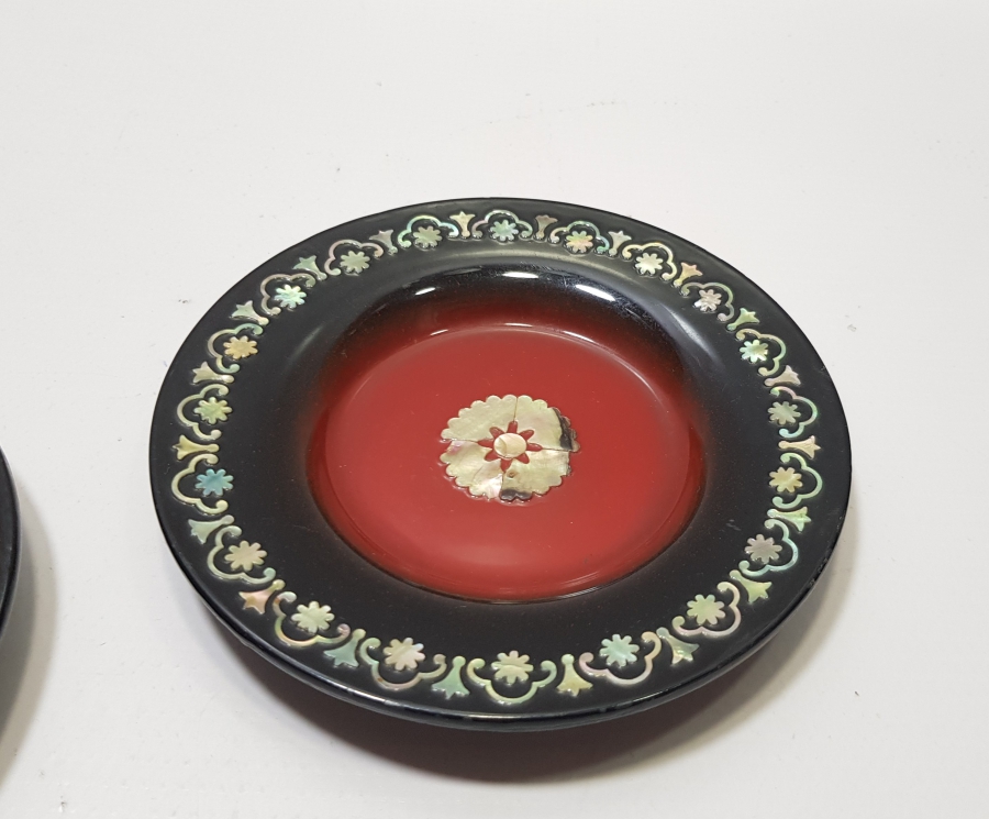 ÜZERİ SEDEF ÇAKMA İŞÇİLİKLİ İKİ ADET ANTİKA UZAKDOĞU İKRAMLIK