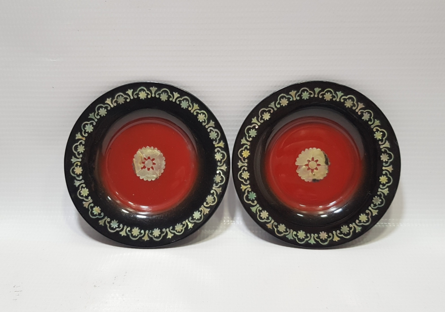 ÜZERİ SEDEF ÇAKMA İŞÇİLİKLİ İKİ ADET ANTİKA UZAKDOĞU İKRAMLIK