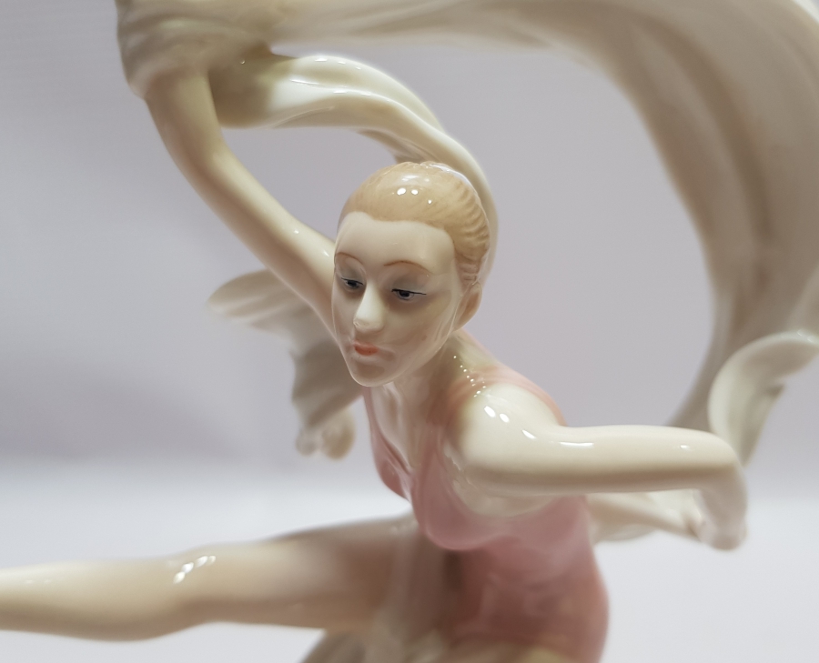 ANTİKA PORSELEN DANSÇI BİBLOSU