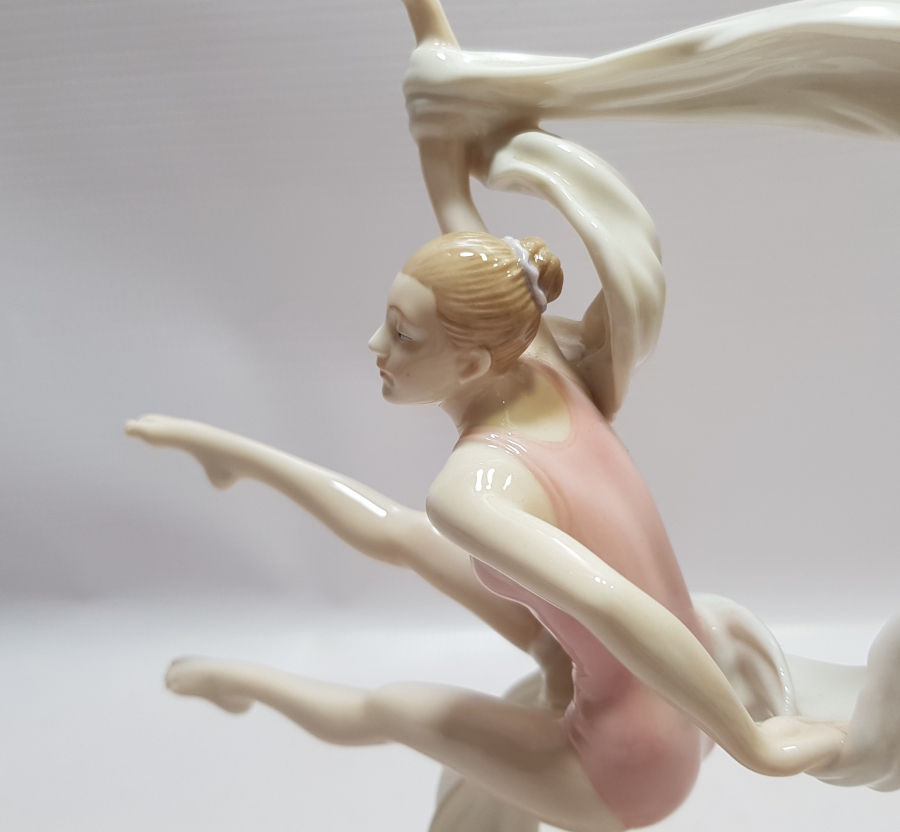 ANTİKA PORSELEN DANSÇI BİBLOSU