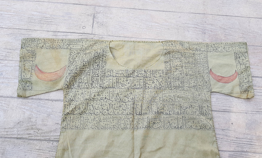 TEKKE İŞİ TILSIMLI GÖMLEK