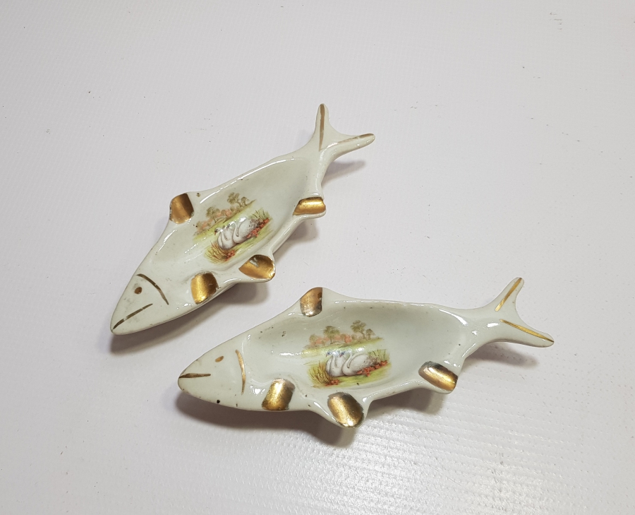 BALIK FORMLU BİR ÇİFT PORSELEN KÜL TABLASI