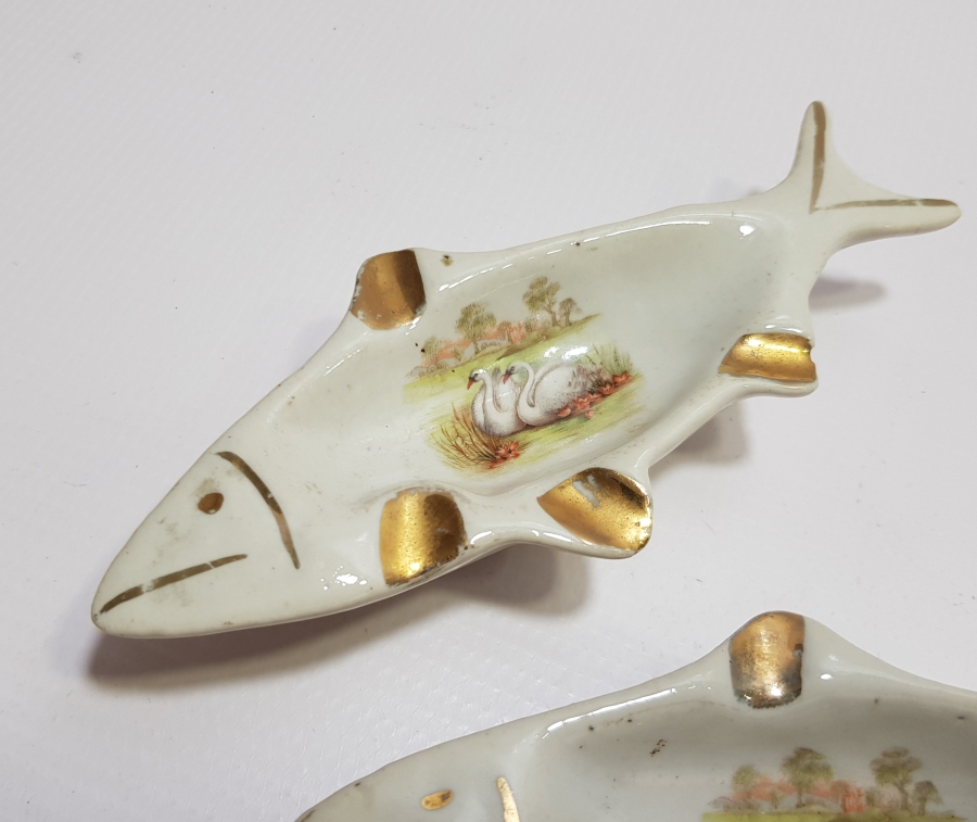 BALIK FORMLU BİR ÇİFT PORSELEN KÜL TABLASI