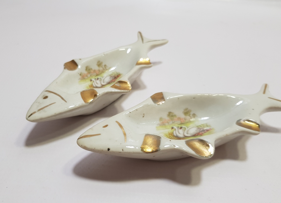 BALIK FORMLU BİR ÇİFT PORSELEN KÜL TABLASI