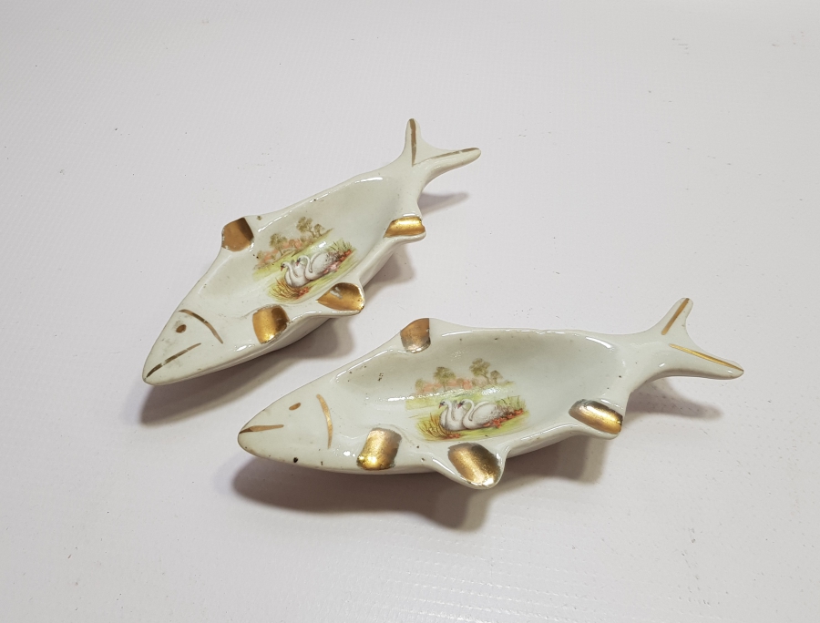 BALIK FORMLU BİR ÇİFT PORSELEN KÜL TABLASI