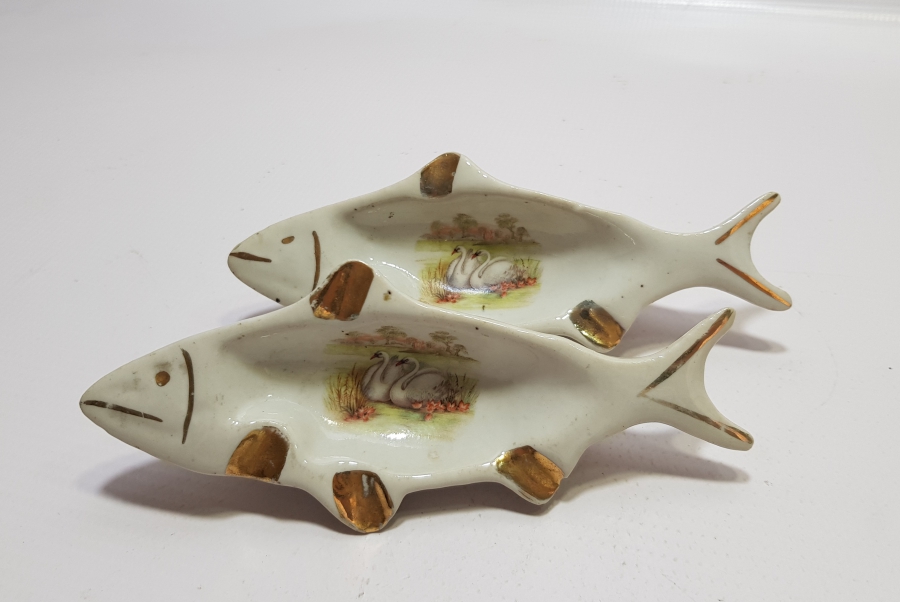 BALIK FORMLU BİR ÇİFT PORSELEN KÜL TABLASI