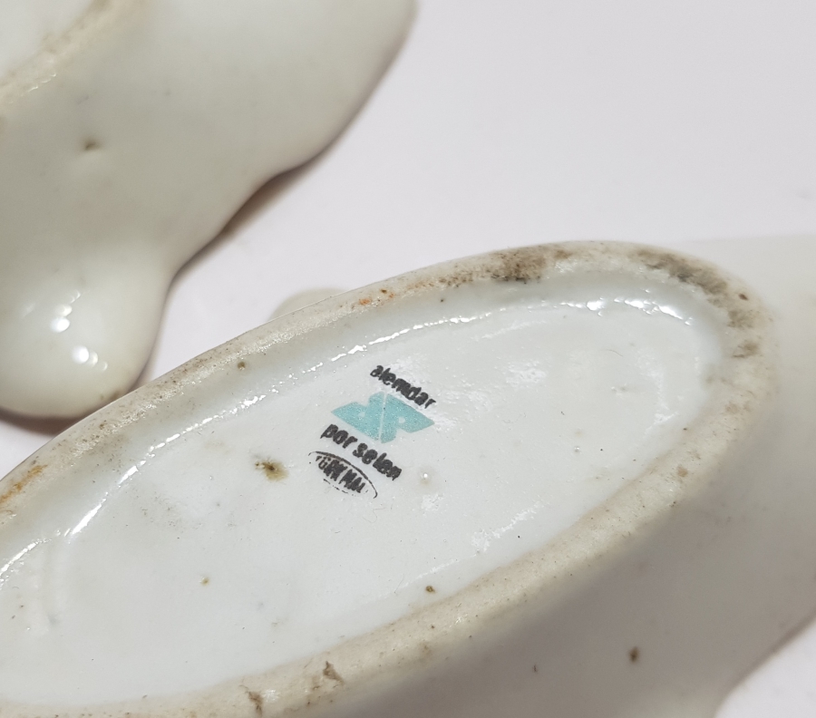 BALIK FORMLU BİR ÇİFT PORSELEN KÜL TABLASI