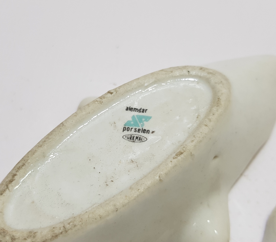 BALIK FORMLU BİR ÇİFT PORSELEN KÜL TABLASI