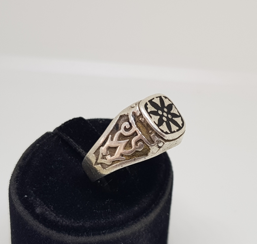 ÜZERİNDE SAVATLI OSMANLI YILDIZI BULUNAN GÜMÜŞ YÜZÜK