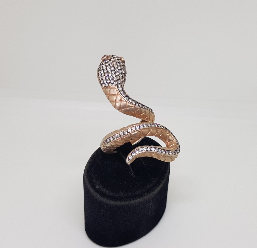 ÜZERİ ZİRKON TAŞLARLA SÜSLÜ YILAN FORMLU GÜMÜŞ YÜZÜK