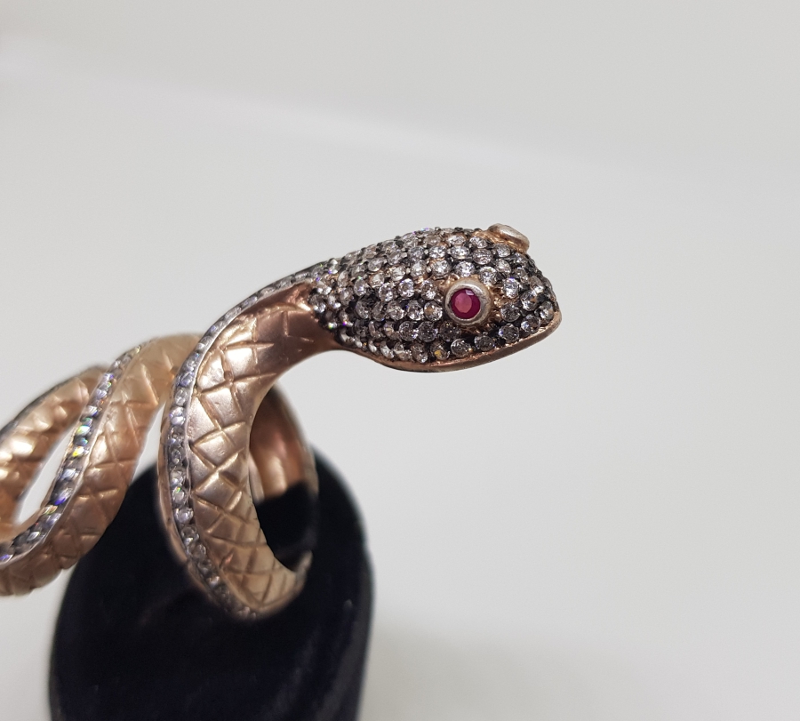 ÜZERİ ZİRKON TAŞLARLA SÜSLÜ YILAN FORMLU GÜMÜŞ YÜZÜK