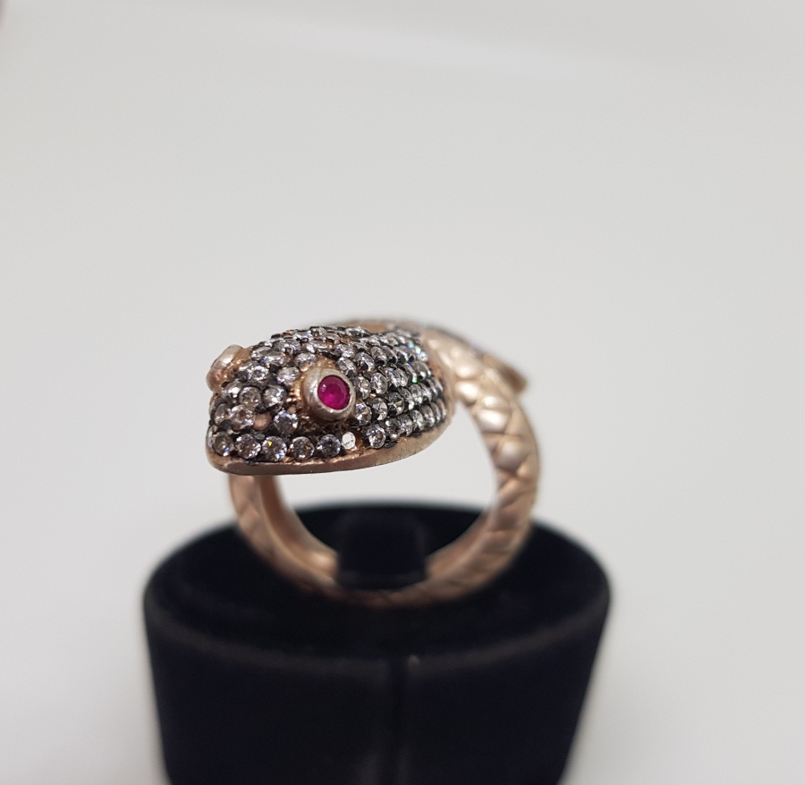 ÜZERİ ZİRKON TAŞLARLA SÜSLÜ YILAN FORMLU GÜMÜŞ YÜZÜK