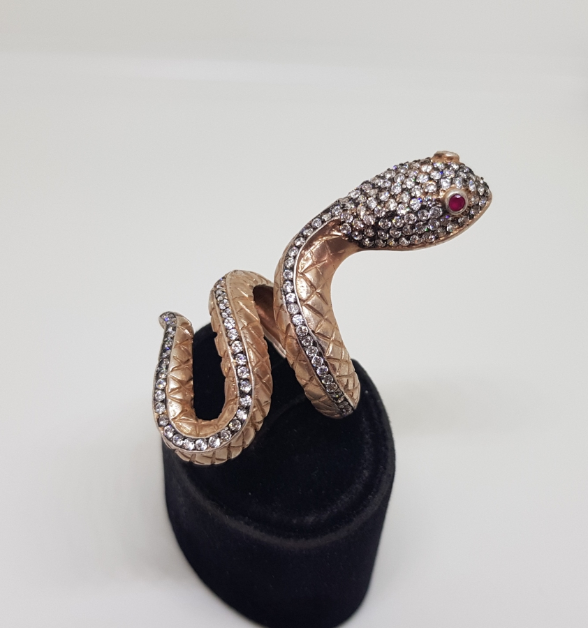 ÜZERİ ZİRKON TAŞLARLA SÜSLÜ YILAN FORMLU GÜMÜŞ YÜZÜK